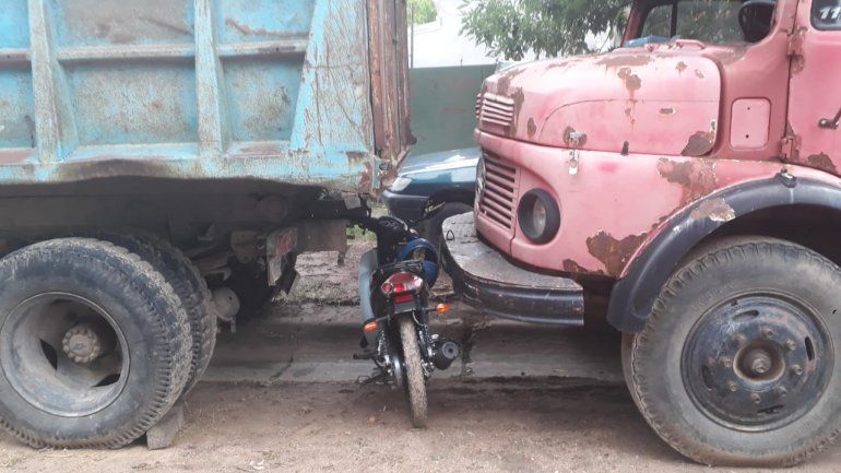 Concepción del Uruguay: Moto fue robada y escondida entre dos camiones