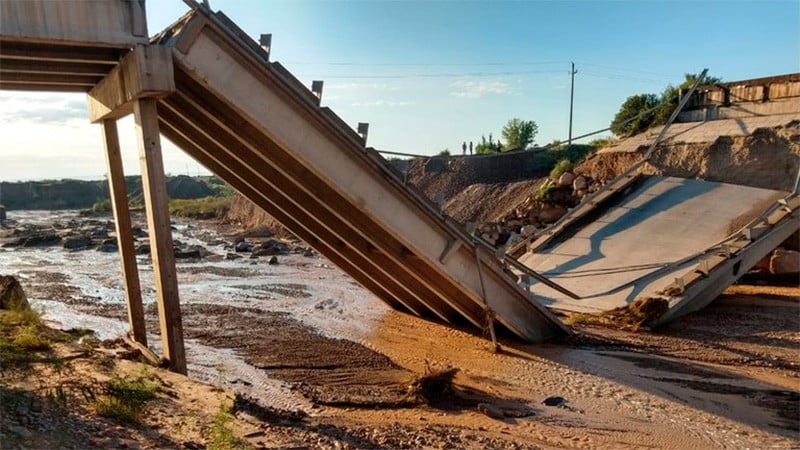Colapsó un puente de la Ruta 40 en medio de un fuerte temporal en Mendoza