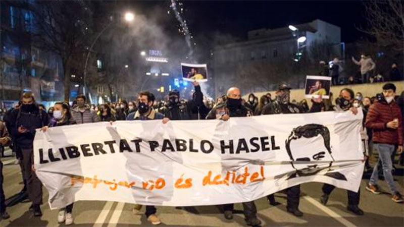 Noche de furia en Madrid y Barcelona por el arresto del rapero Pablo Hasél