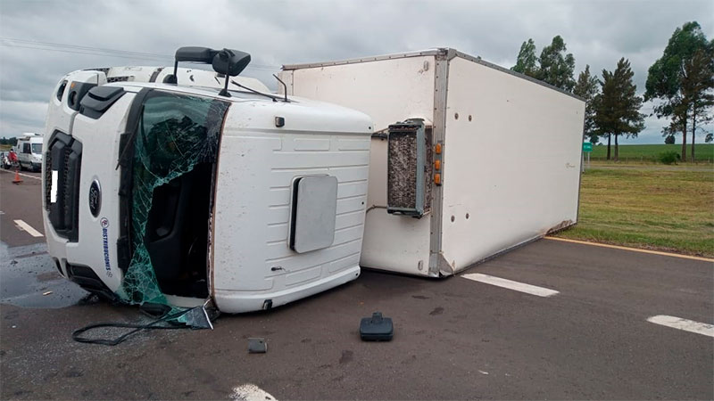 Concordia: Camión que transportaba lácteos despistó y volcó en la ruta