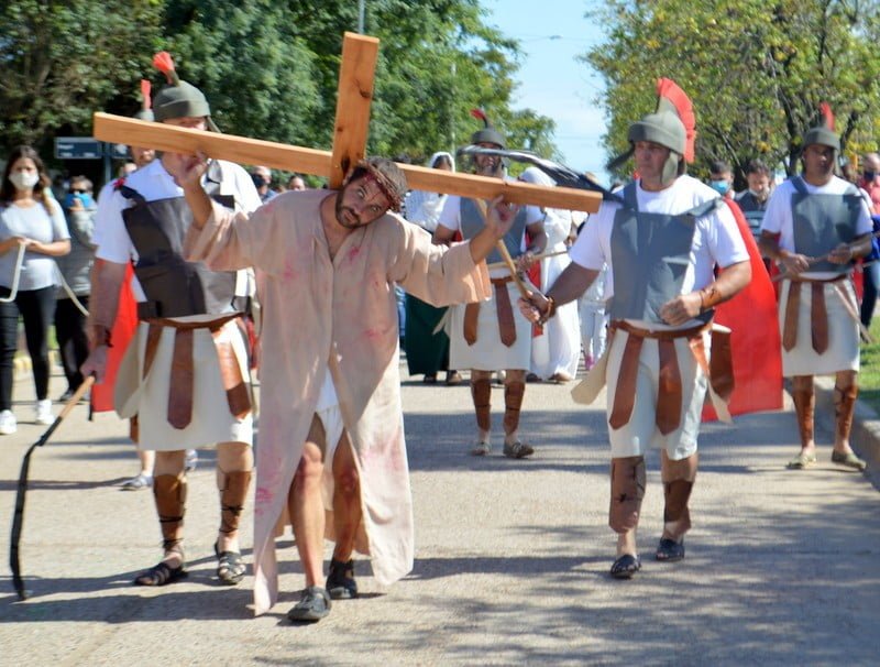 Se realizó un emocionante Vía Crucis por las calles de Urdinarrain
