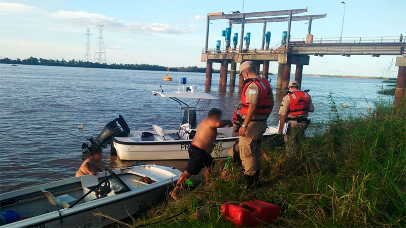 Paraná: Prefectura rescató del río a cuatro personas cuya lancha se dio “vuelta campana”
