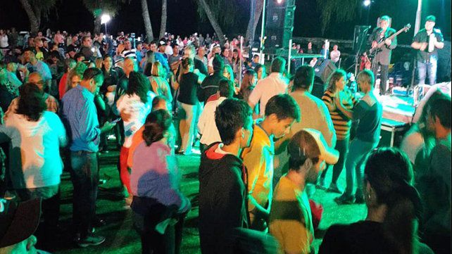 Santa Elena: Multitudinario baile sin barbijos ni protocolos contó con la presencia del intendente de la ciudad