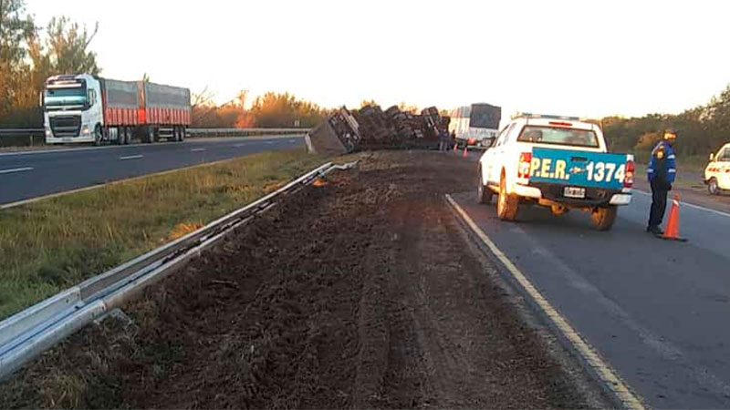Camión cargado con madera volcó en autovía 12: Una mujer fue hospitalizada