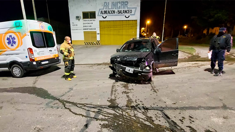 Paraná: Alcoholizado al volante chocó su camioneta contra una columna de alumbrado público