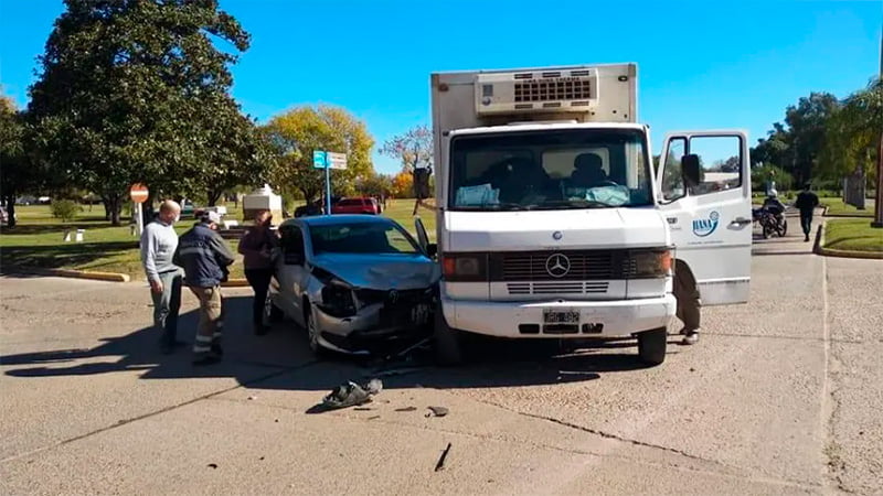 Violento accidente en Urdinarrain protagonizaron un auto y camión