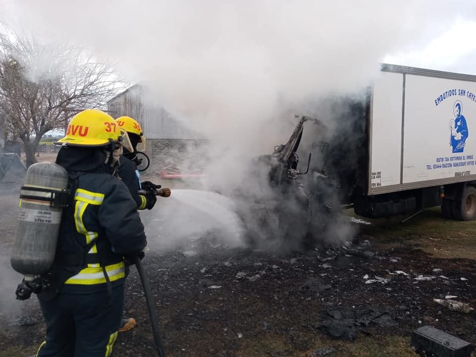Un furgón térmico quedó destruido por el fuego en la zona rural de Urdinarrain