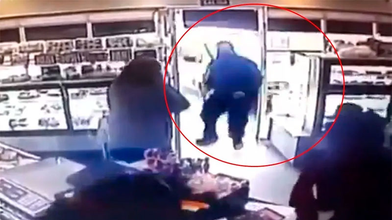Video muestra como una camioneta se incrustó en una panadería: Los clientes se salvaron de milagro