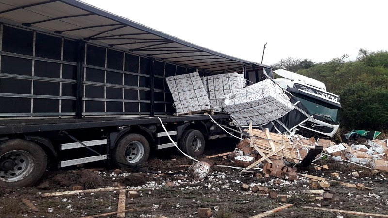 Ruta 39: Volcó un camión brasilero que iba cargado con ajos