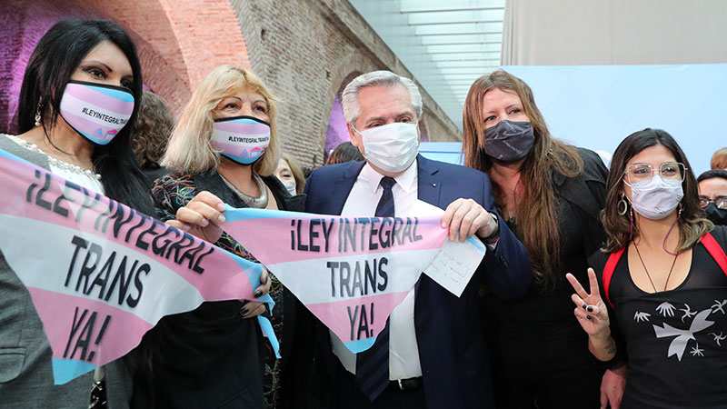 Fernández promulgó Ley de promoción del acceso al empleo para travestis y trans