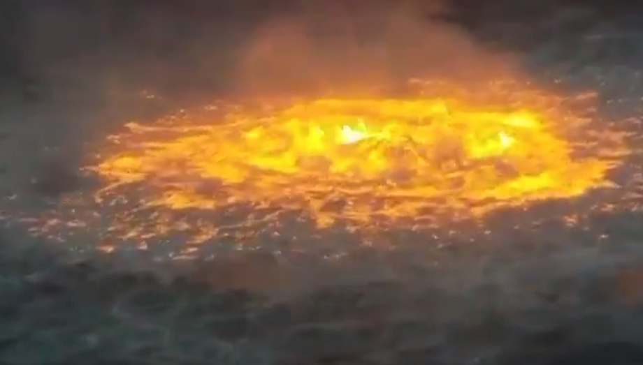 Video muestra un “ojo de fuego” en el mar: Una fuga de petróleo provocó un gran incendio