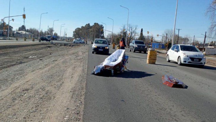 Un coche fúnebre perdió el cuerpo con el ataúd en medio de una ruta Argentina