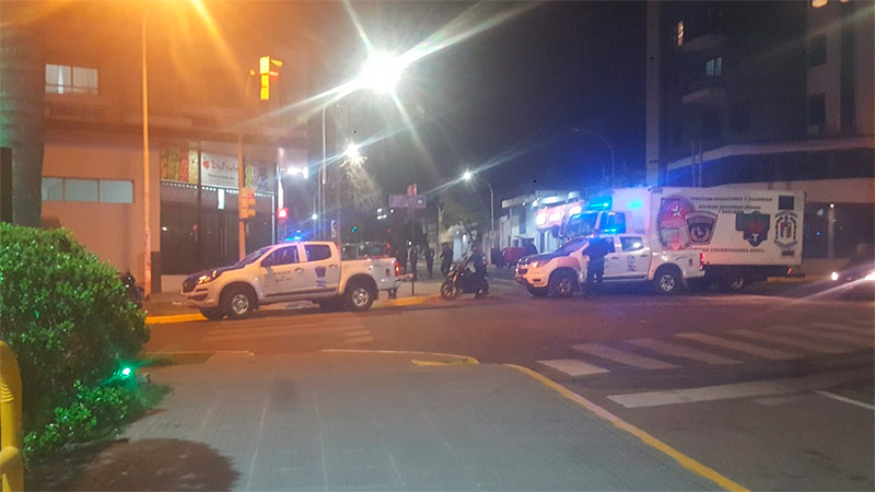 Tiros, gritos y corridas hubo este viernes en horas de la noche en calle Echagüe y Presidente Perón, de Paraná. Según se informó, el problema comenzó en zona de la Terminal y terminó en calle Perón. Allí la Policía detuvo a cinco jóvenes.