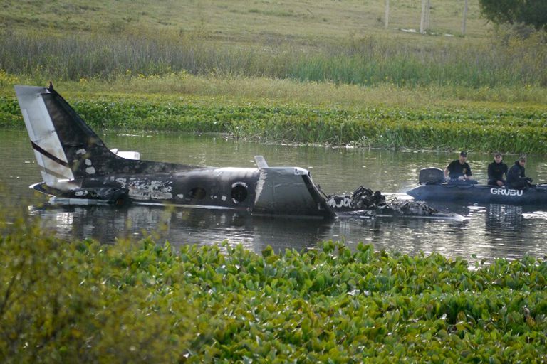 Un avión argentino cayó en Uruguay: Murieron sus dos tripulantes