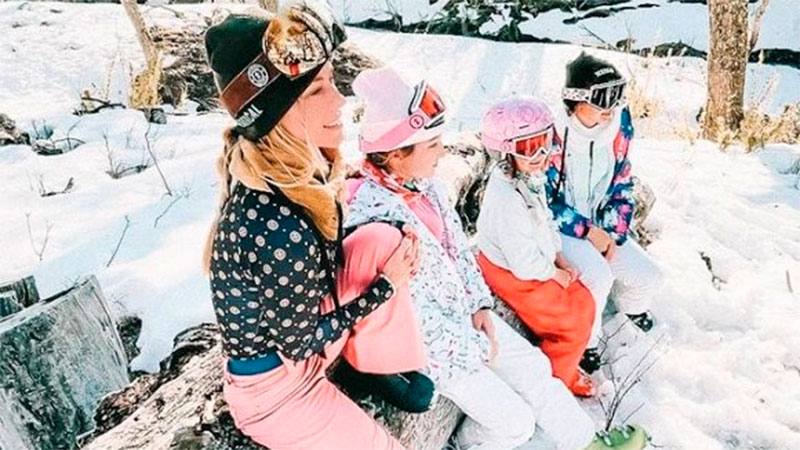 Nicole Neumann con sus hijas, y Manuel Urcera de vacaciones en la nieve