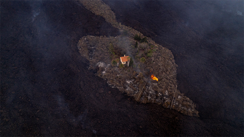 Captan desde el aire una casa rodeada por lava en medio de la erupción de volcán