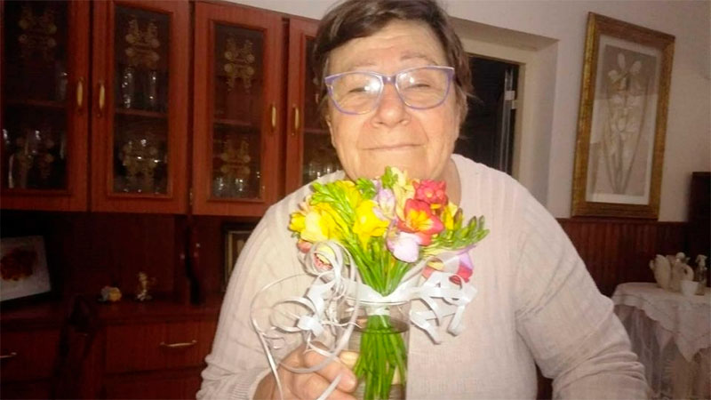 Gesto solidario: vendió más de $100 mil en flores y los donó a los bomberos