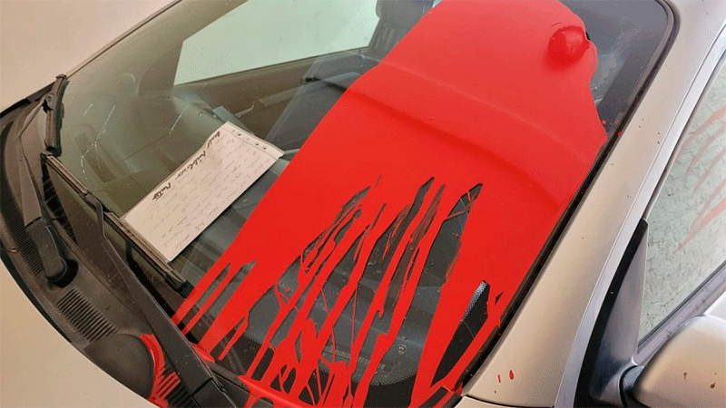 Intendente entrerriano exhibió que “le tiraron pintura” a su auto: Le dejaron carta amenazante