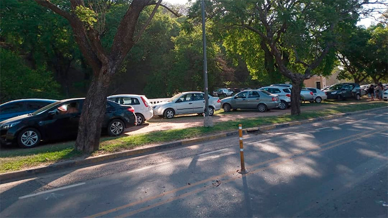 Advierten la escasez de estacionamiento en la Costanera de Paraná