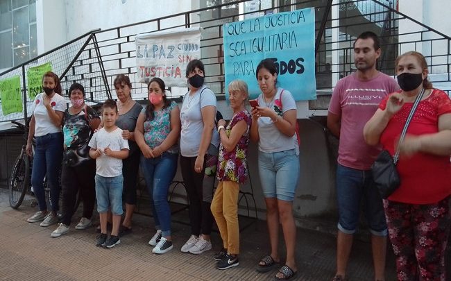 La Paz: Una mujer denunció a casi todo un barrio y los vecinos protestaron en tribunales