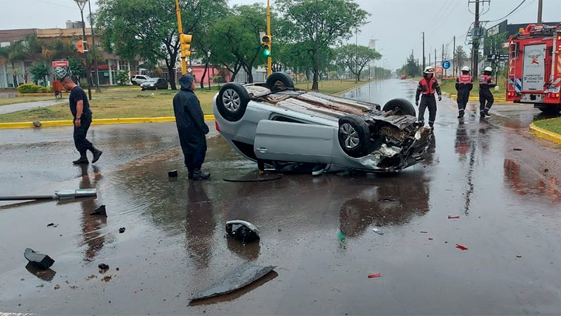 Chajarí: Abandonaron el auto volcado después de chocar contra un poste