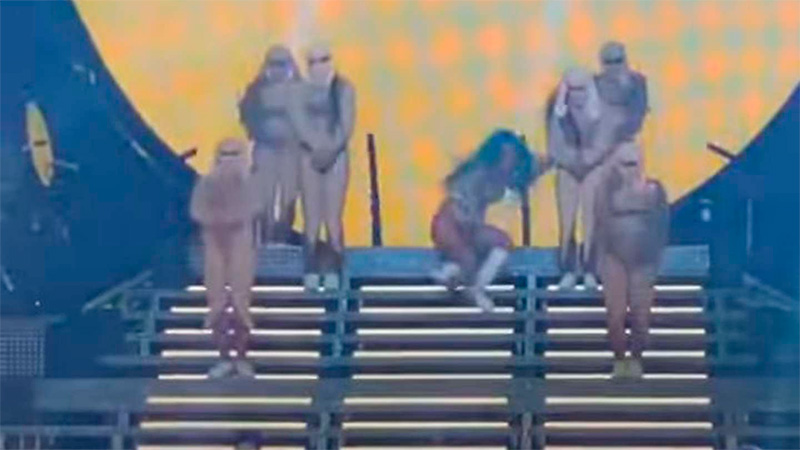 EL VIDEO: Karol G cayó de una escalera durante un show en Miami