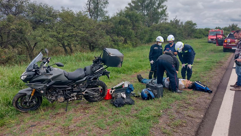 Un motociclista de Brasil volcó en la ruta 12 y fue hospitalizado