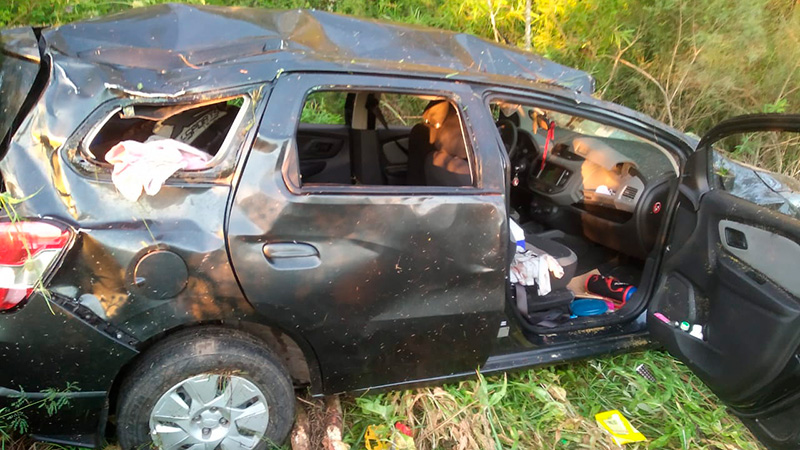 Colón: Una familia resultó herida al volcar el auto en el que viajaban