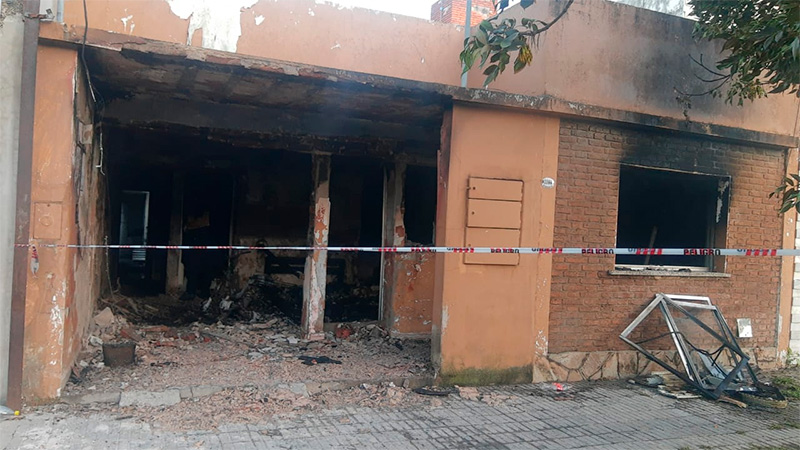 Tremendo episodio en Crespo: Incendió la casa de su ex, con sus hijos adentro