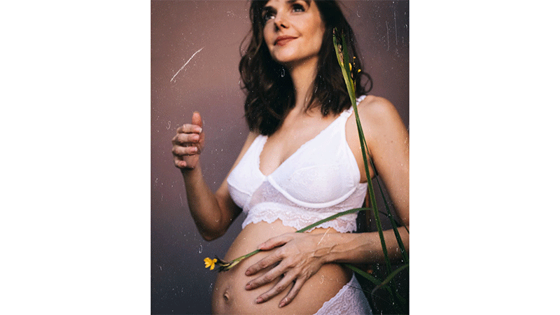 A pocos días de ser mamá, Julieta Nair Calvo lució embarazo con ropa de encaje