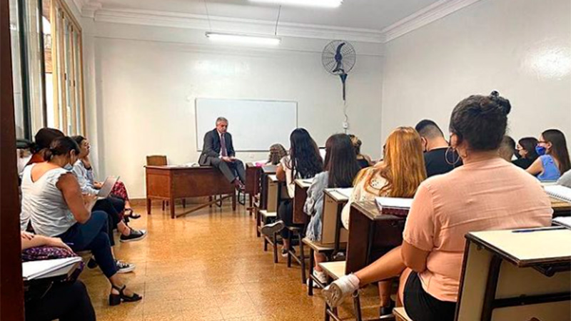 Fernández volvió a dar clases presenciales y celebró el “reencuentro” en el aula