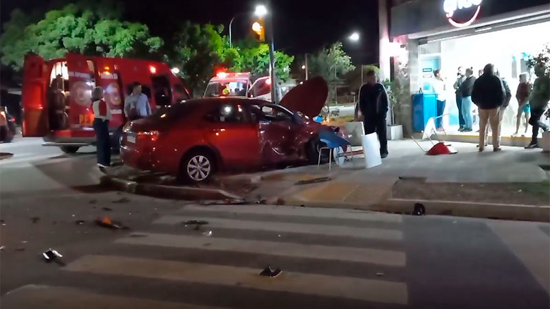 Grave choque en esquina de Paraná: Auto subió a la vereda de una heladería