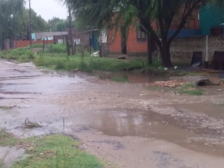 Asisten a familias afectadas por la lluvia en Paraná