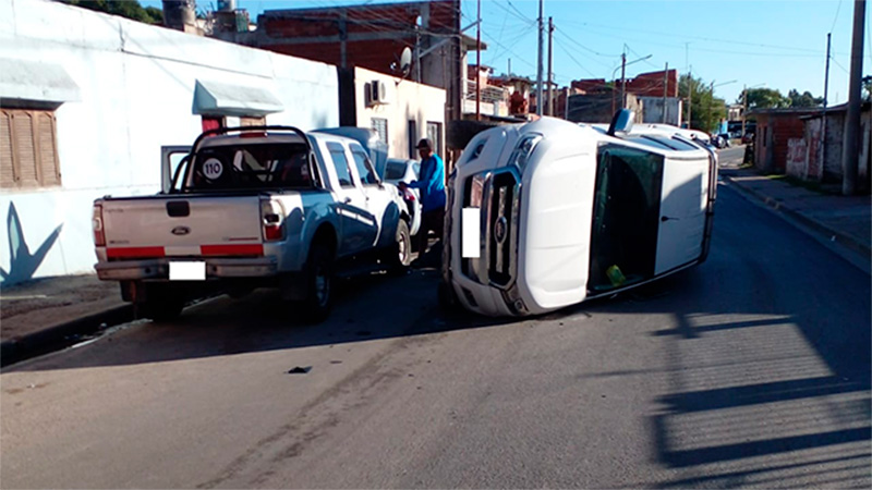 Paraná: No se percató del badén, chocó dos vehículos y terminó con su camioneta volcada