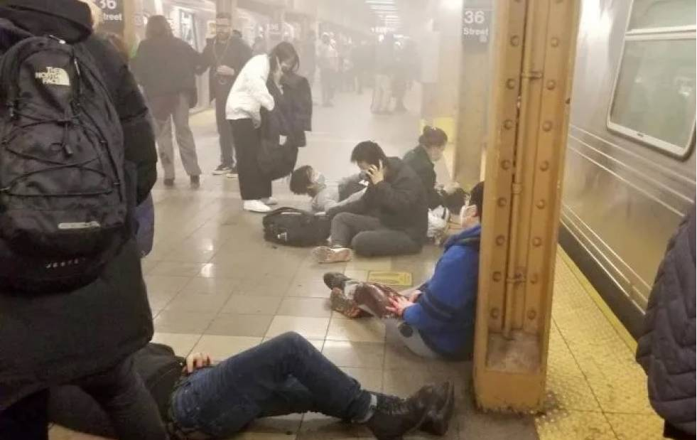 Tiroteo en el subte de Nueva York: hay al menos 13 heridos
