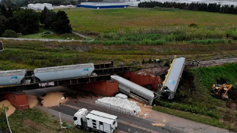 Pudo ser una tragedia: Colapsó un puente ferroviario y cayó un tren a la ruta