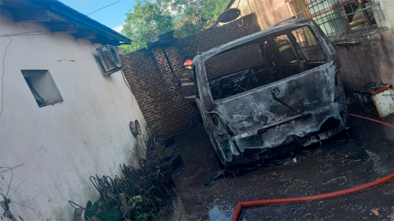 Un auto fue consumido por las llamas en Paraná: Habría sido intencional