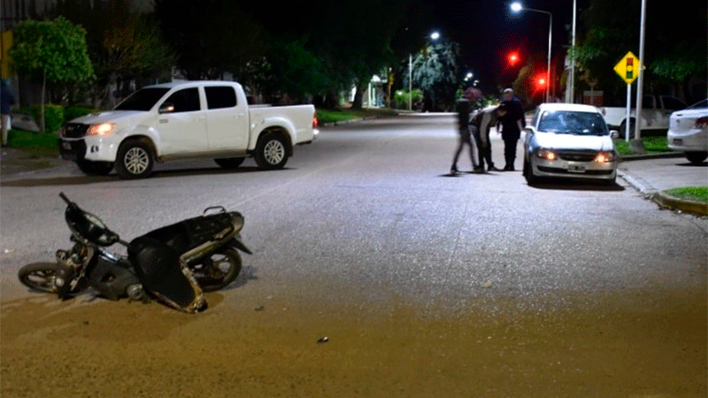 Chajarí: Un hombre sufrió traumatismo de cráneo al impactar un auto y una moto