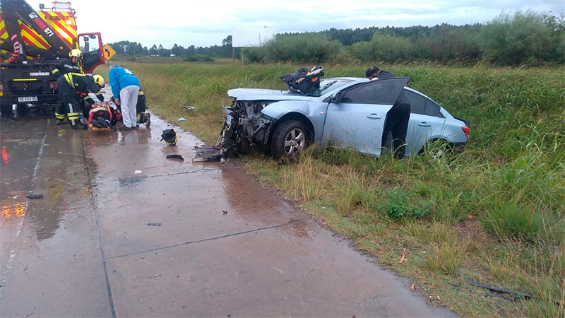 Colón: Una familia fue hospitalizada tras el vuelco de un auto en la Autovía Artigas