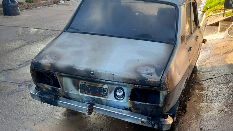 Un auto fue consumido por las llamas: se presume que el incendio fue intencional