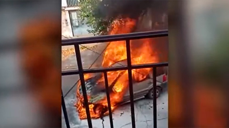Mira el video: Explotó una camioneta, se prendió fuego y empezó a circular en llamas