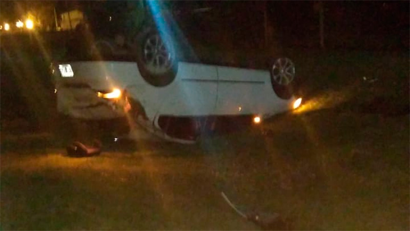 Departamento Paraná: Conductor chocó su auto contra una alcantarilla y volcó sobre un camino vecinal