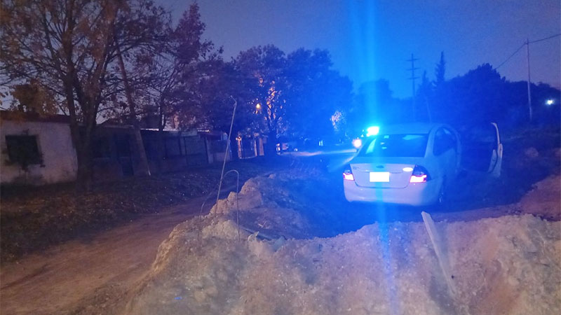 Joven chocó con su auto contra un montículo de tierra en Paraná