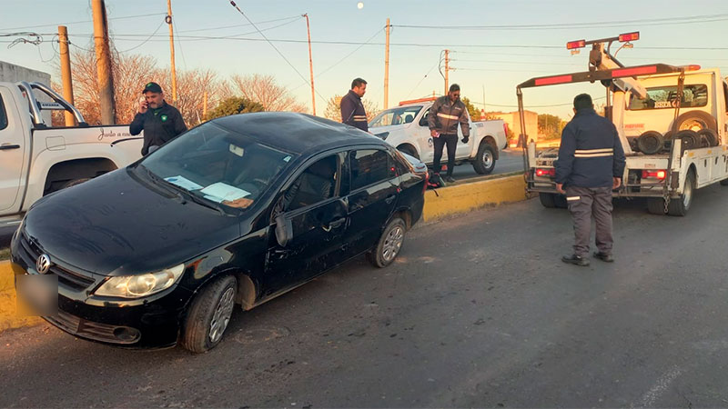 Un auto quedó incrustado en la división de una calle en Paraná