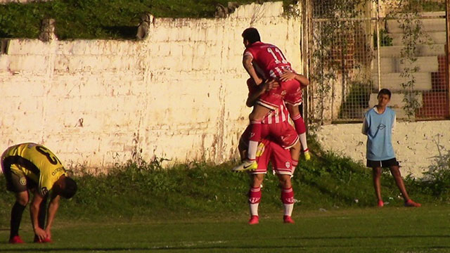 Paraná goleó 4-0 a Crucero del Norte en el debut del DT Cervilla en el Mutio