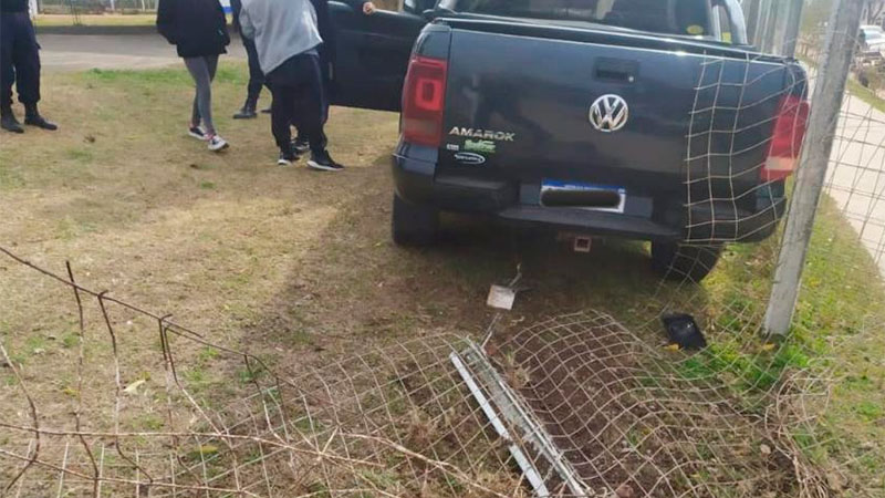 San José: Camioneta despistó, impactó contra un tejido perimetral y derribó un poste