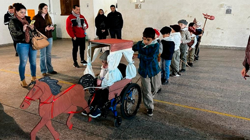 Paraná: Transformaron silla de ruedas en carruaje para que niño participe de acto patrio
