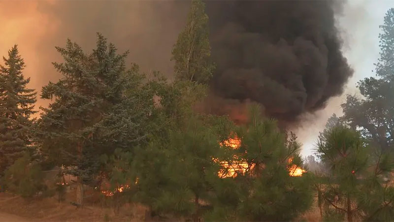 Estados Unidos enfrenta calor extremo y un incendio forestal que crece en California