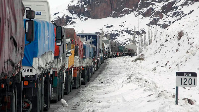 Más de 300 vehículos continúan varados en la Cordillera por la nieve