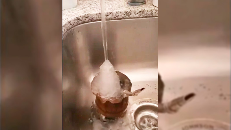 MIRA EL VIDEO: Quiso lavar el mate pero el agua se congelaba al salir de la canilla